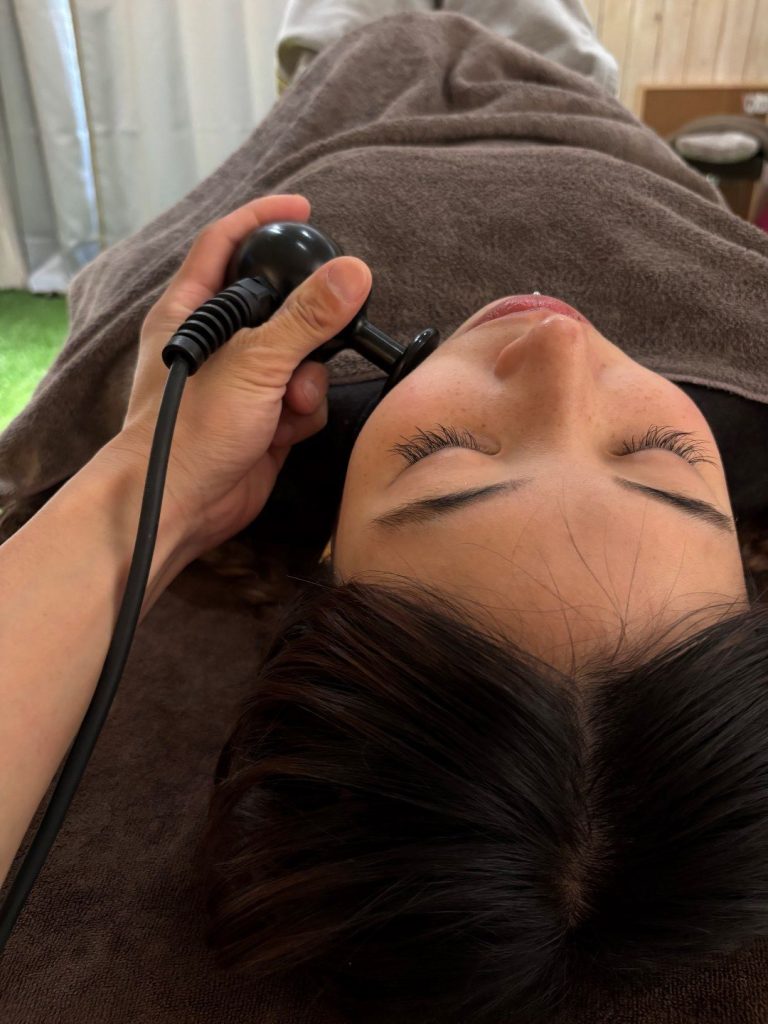 リファイン整骨院・整体院の小顔矯正施術の様子