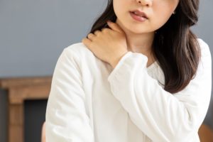 肩こりに悩み女性の様子