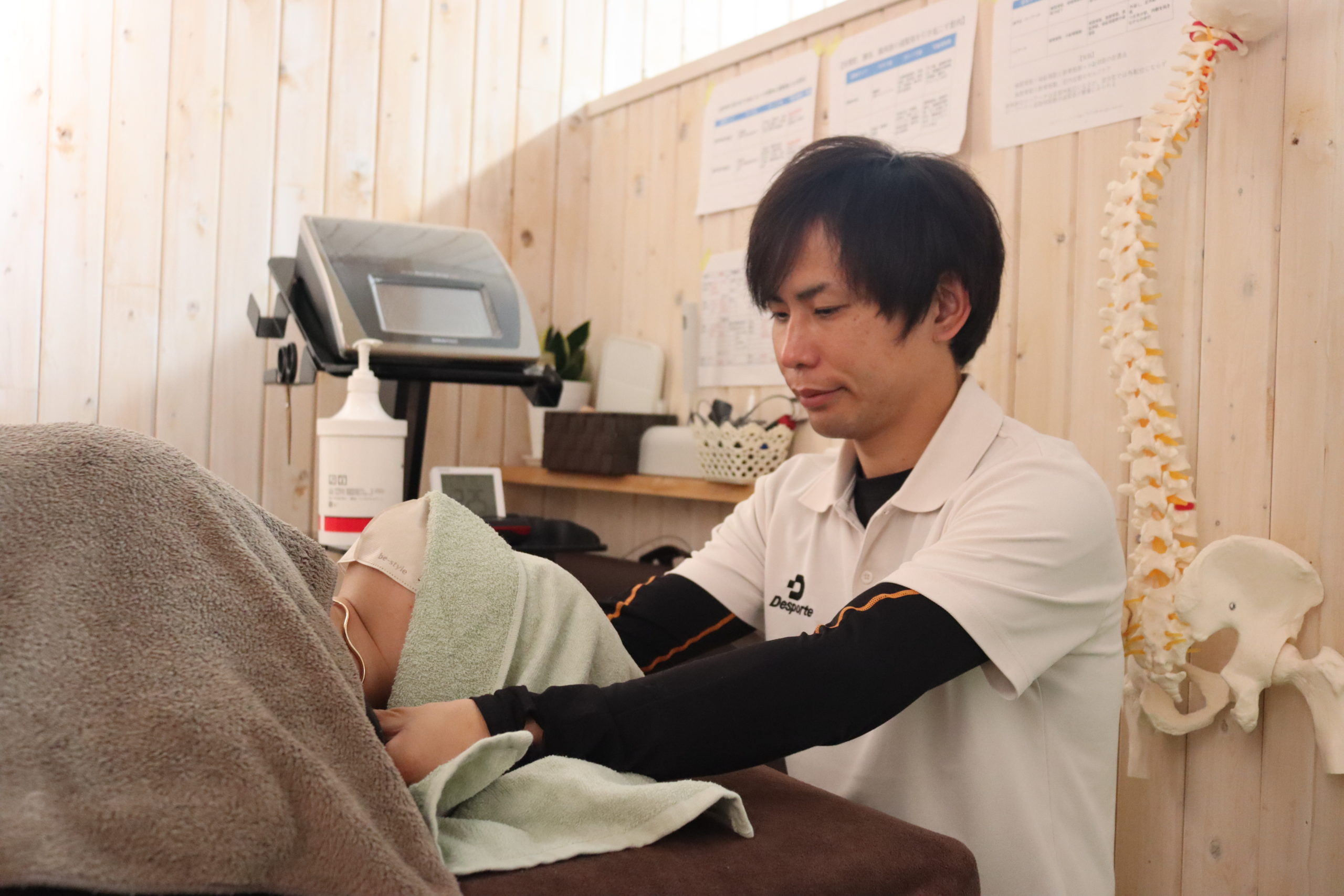 リファイン整骨院・整体院の院長が施術している様子